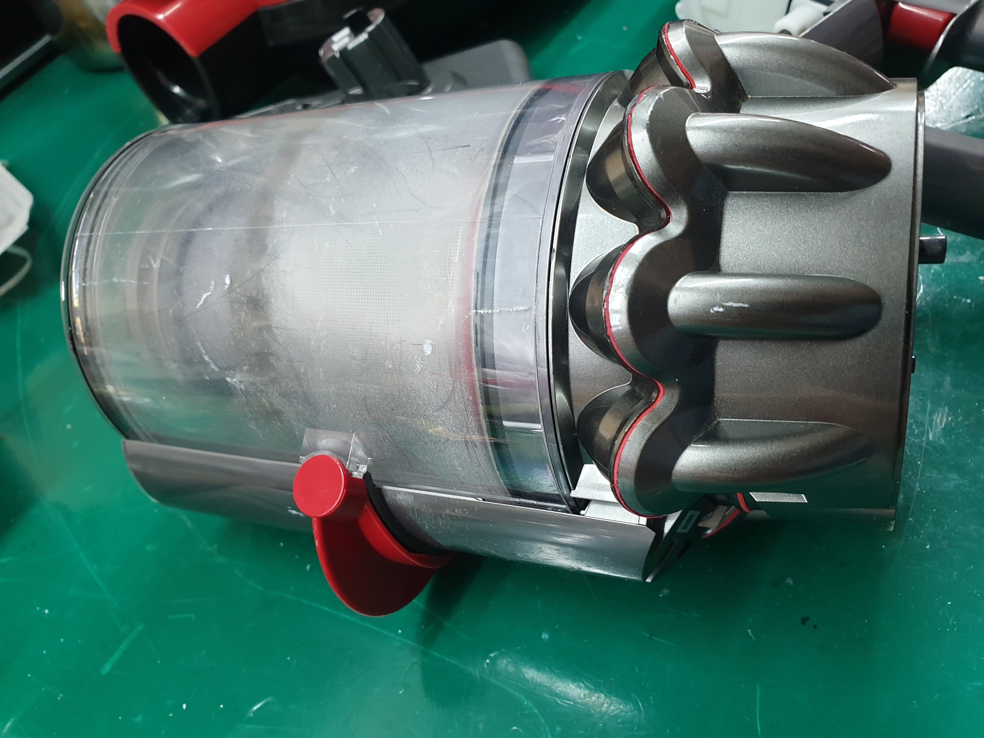 ซ่อมเครื่องดูดฝุ่นแบบด้าม ยี่ห้อ DYSON รุ่น SV15 อาการกดดูดฝุ่นเครื่องติดแล้วดับ