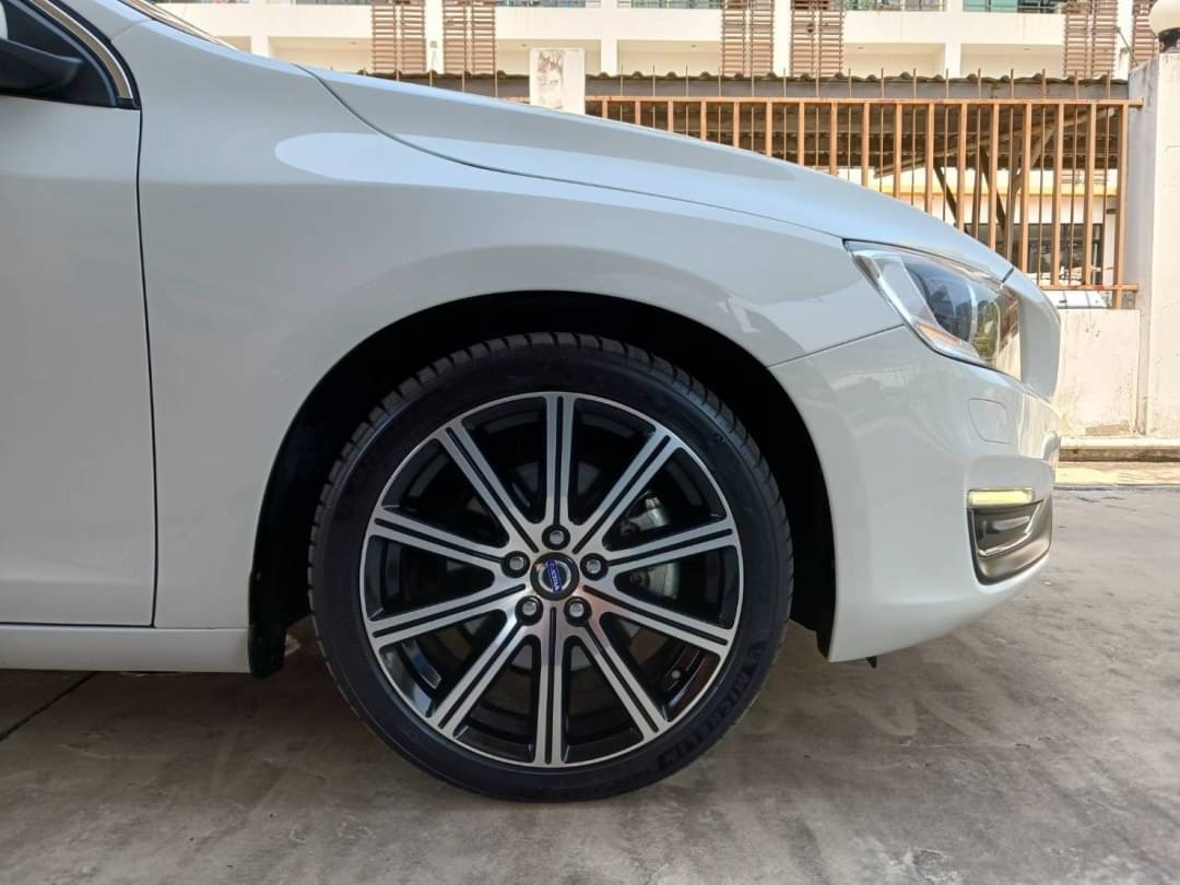 VOLVO V60 T5 ปี 2015 สีขาว