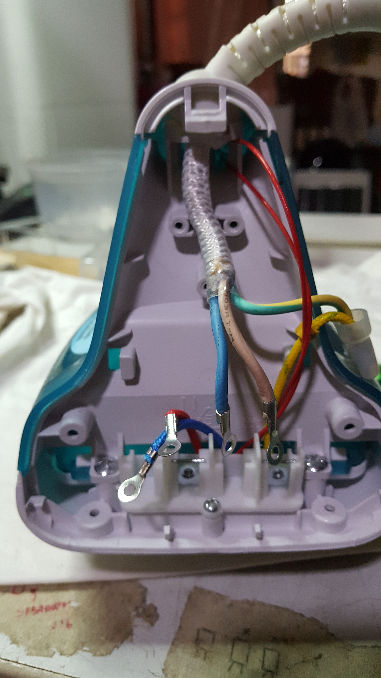 ซ่อมเตารีดไอน้ำ ยี่ห้อ Electrolux รุ่น ESI5126 อาการไม่ร้อน