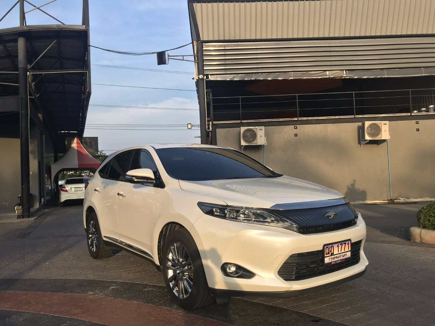 Toyota harrier 2.0 premium wagon at ปี 2014