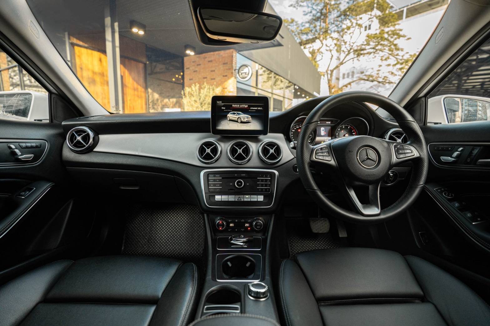 MercedesBenz GLA200 URBAN Cirrcus White W156 ปี 2020