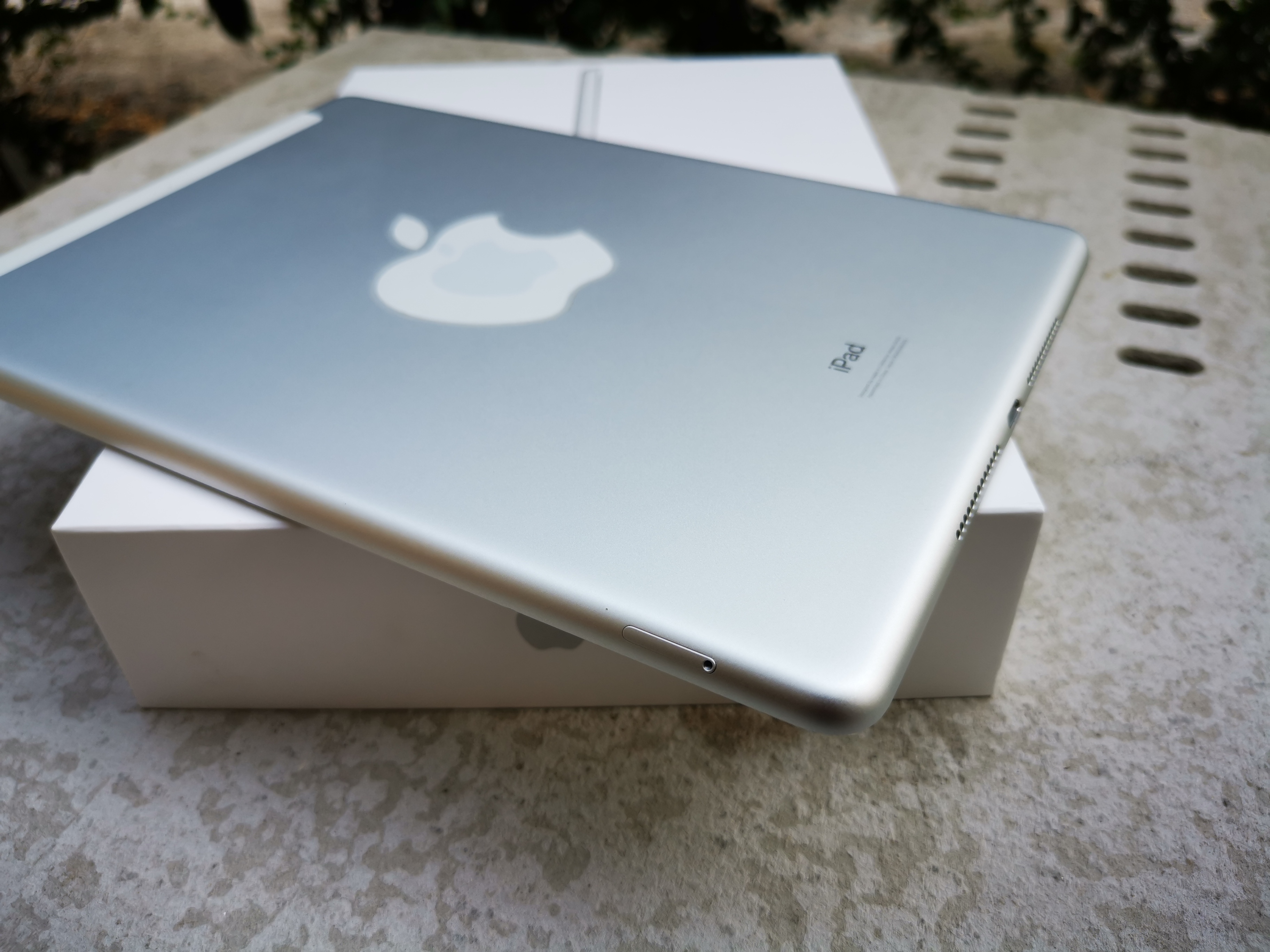 Apple iPad (8th Gen) 2020 WI-FI + CELLULAR 32GB (SILVER)