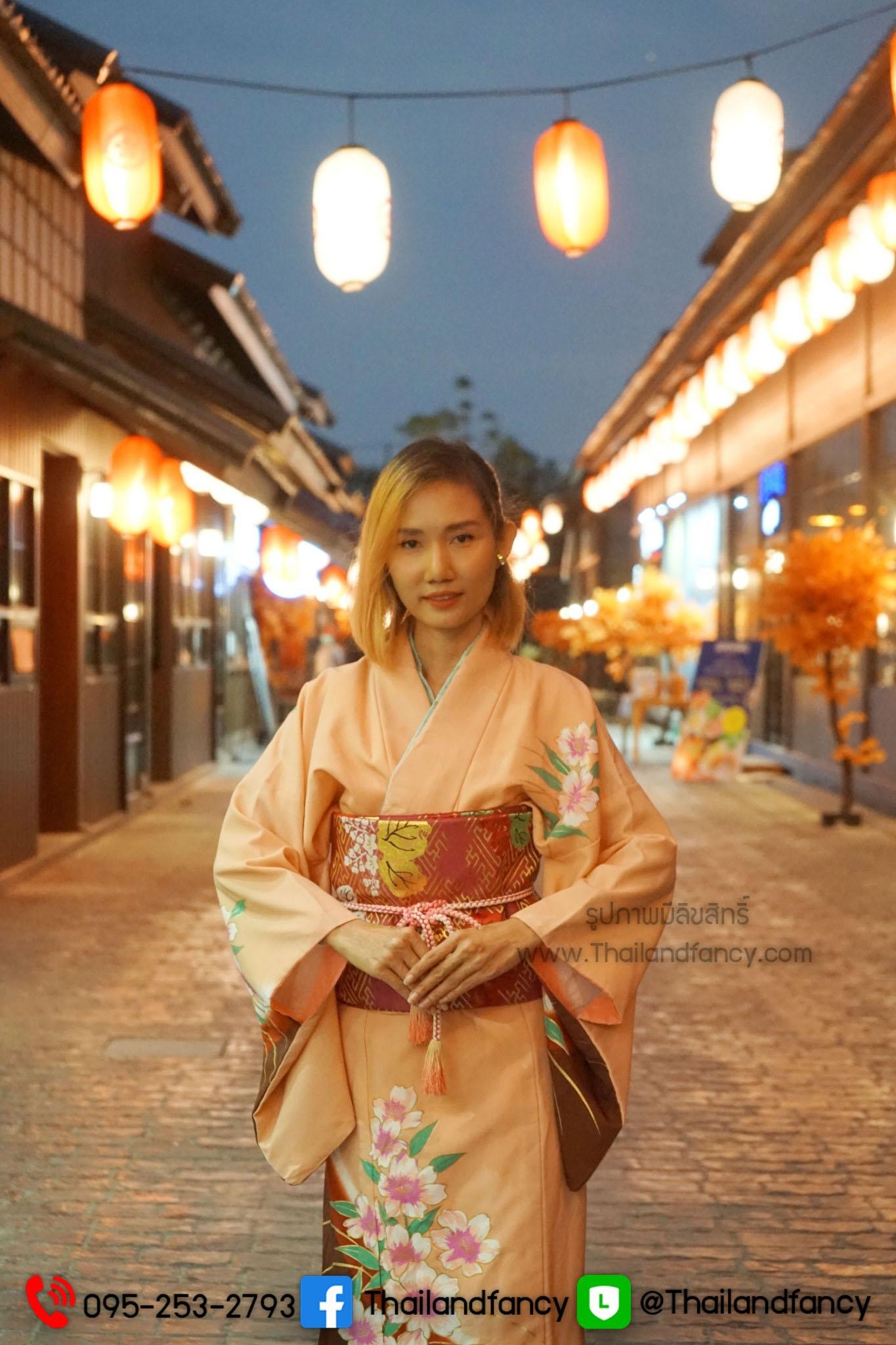 ชุดแฟนซีผู้หญิงสำหรับเช่า Kimono Costume เช่าชุดกิโมโนผู้หญิง เช่าชุดกิโมโนกรุงเทพ เช่าชุดญี่ปุ่นหญิง ชุดญี่ปุ่นโบราณ ชุดเช่ากิโมโนผู้หญิงสีโอรสลายดอกไม้แถบแดงโอบิสำเร็จรูป