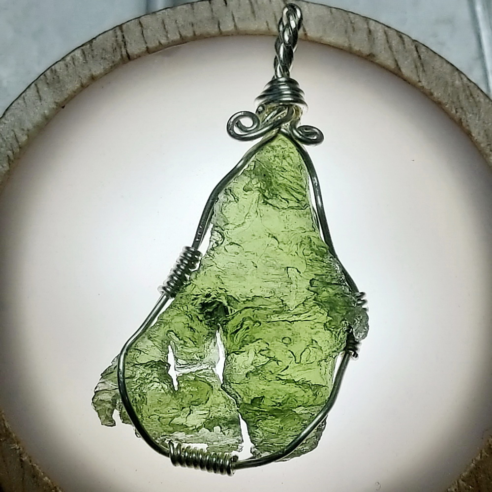 จี้โมลดาไวท์ สะเก็ดดาว โมลดาไวท์ (Moldavite) 3.8กรัม ขนาดจี้ 4.5x2.2ซม.รับประกันของแท้