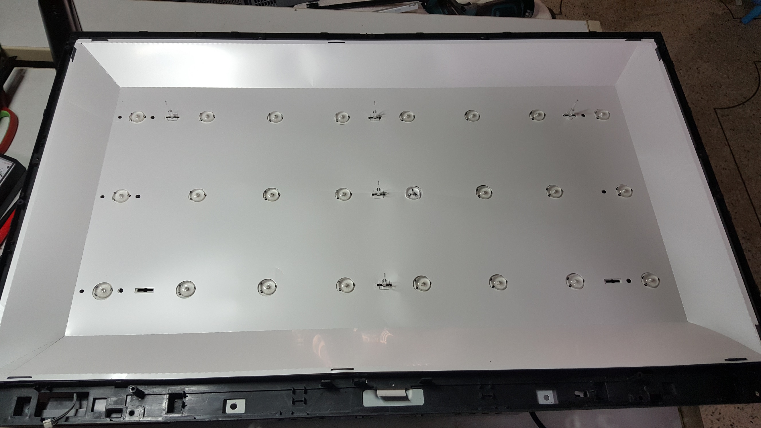 ซ่อมโทรทัศน์ LED-TV ยี่ห้อ SHARP รุ่น LC-32LE260M อาการไม่มีภาพไฟสถานะสีแดงกระพริบ