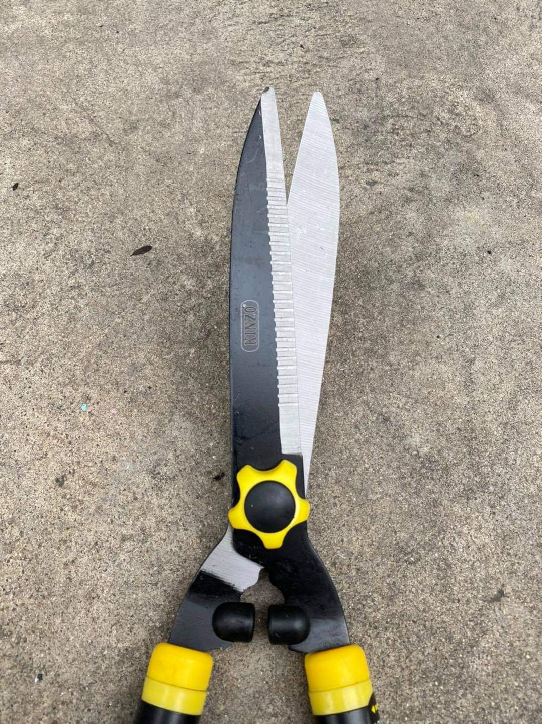 กรรไกรตัดหญ้า ยึดหดได้ ยี่ห้อ Kinzo