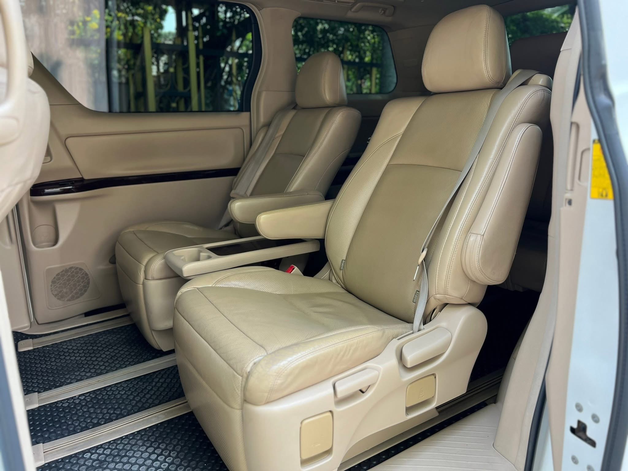 TOYOTA VELLFIRE 2.4 V ปี 2013