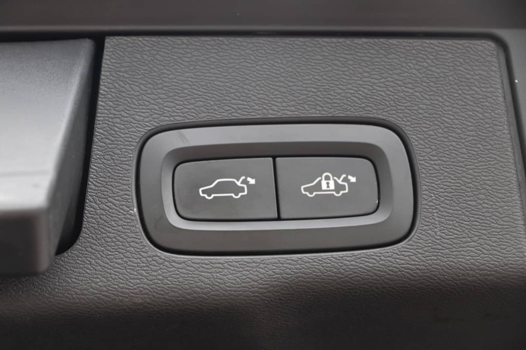 VOLVO XC60 2.0 T8 Recharge R-DESING ปี2018