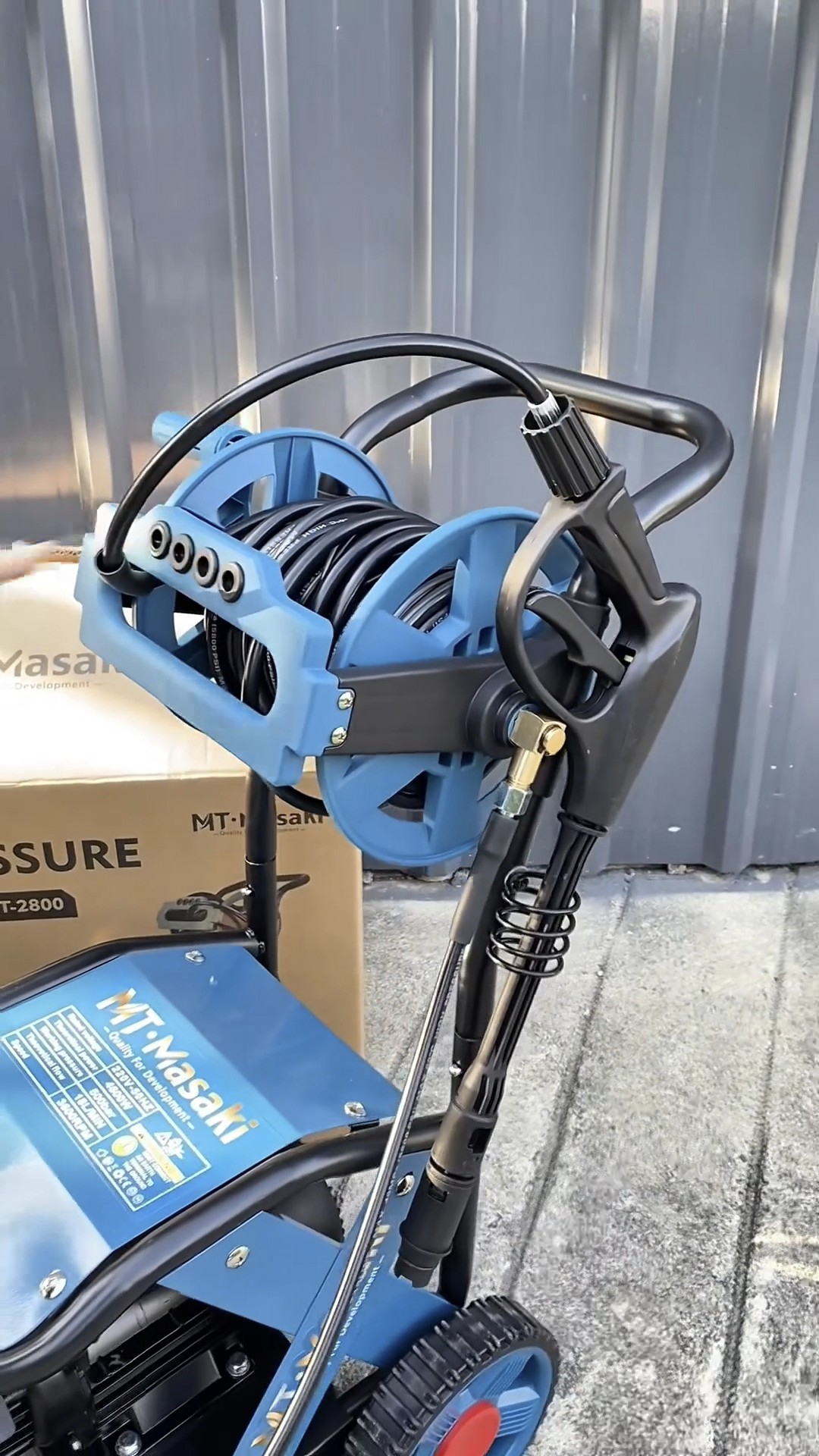 เครื่องฉีดน้ำแรงดันสูงล้อลาก ยี่ห้อ MASAKI มีโรลม้วนสายในตัว มี 2 รุ่นให้เลือก
