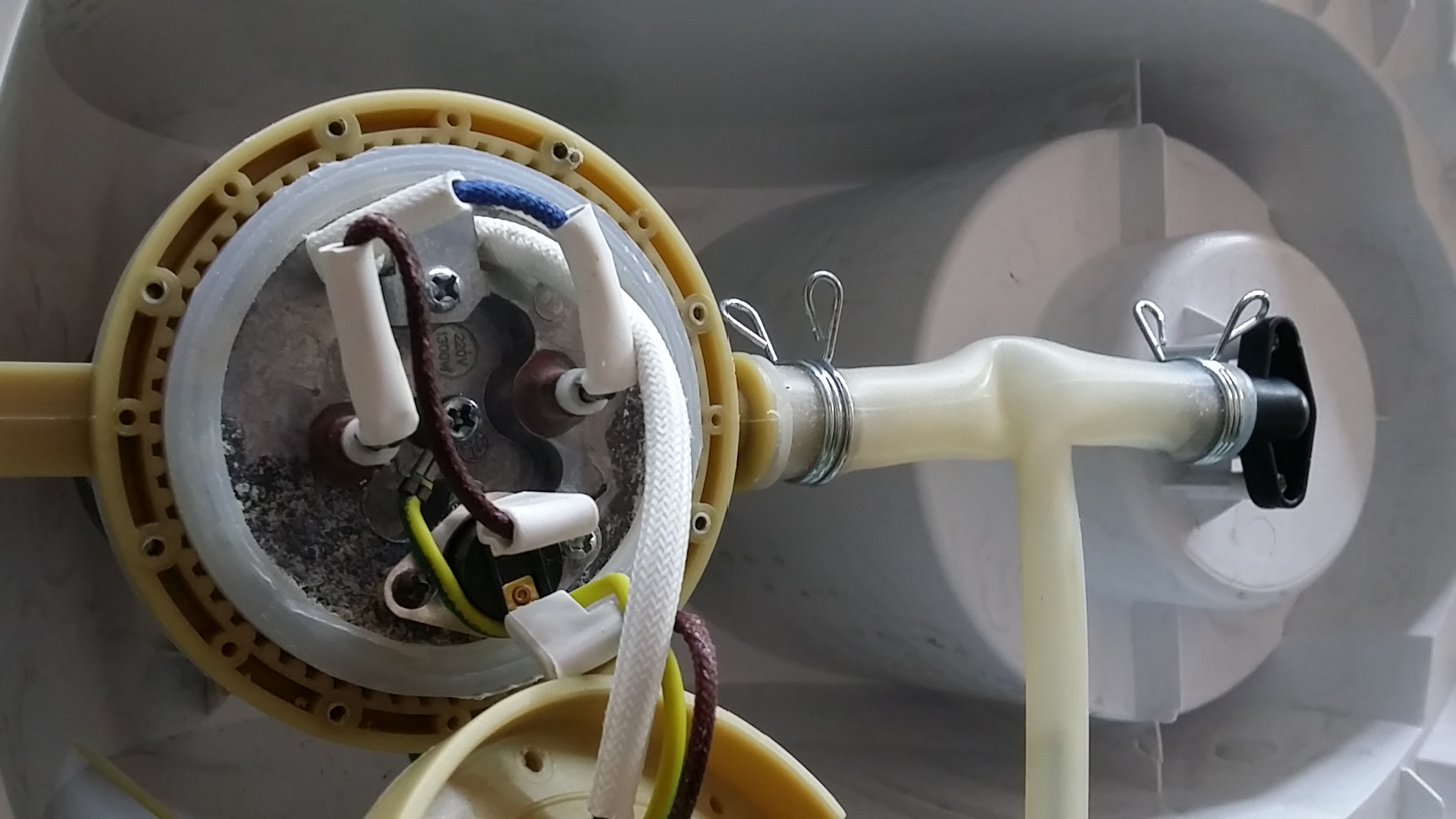 ซ่อมเตารีดไอน้ำ ยี่ห้อ Electrolux รุ่น EGS2003 อาการซ๊อตเปิดไม่ติด