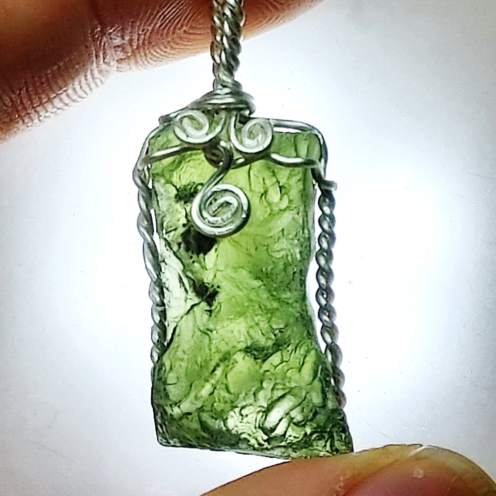 จี้โมลดาไวท์ (Moldavite) 3.8กรัม ขนาดจี้ 3.4x1.5ซม.หนา0.9ซม. รับประกันของแท้ 100%