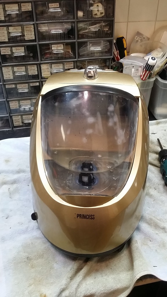 ซ่อมเตารีดไอน้ำ ยี่ห้อ PRINCESS รุ่น 332832 อาการน้ำรั่วใต้เครื่อง