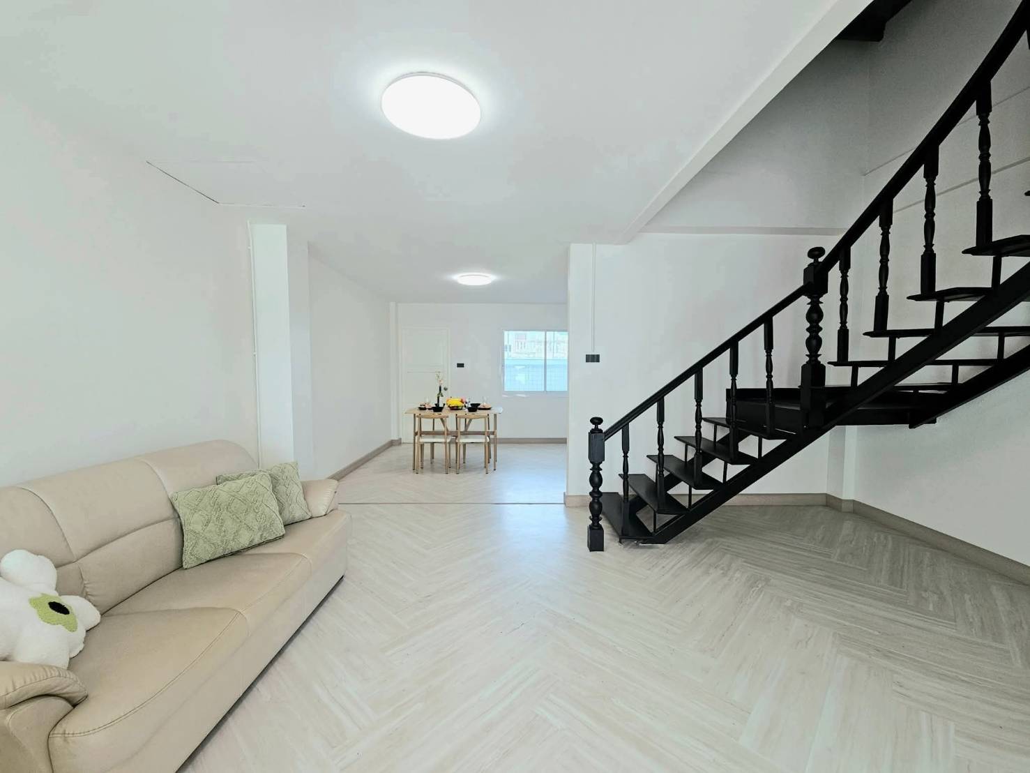 ให้เช่า ทาวน์เฮ้าส์ 3 ชั้นรีโนเวทใหม่ทั้งหลัง อยู่ใกล้ mrtแยกนนทบุรี1 และ mrtบางกระสอ แค่ 1 กม. เท่านั้น!!!