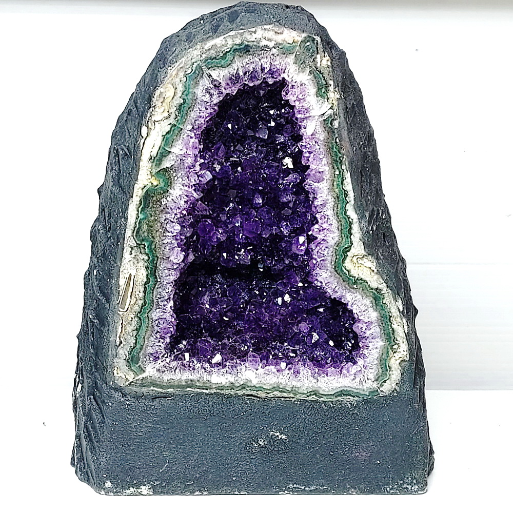โพรงอเมทิสต์ตั้งโต๊ะขนาดเล็ก Amethyst น้ำหนัก 2422 กรัม ขนาด สูง 17 ซม. ฐาน 13x11 ซม.