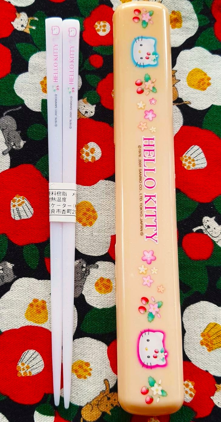 Hello kitty SANRIO ตะเกียบ คิตตี้ พร้อมกล่องเก็บ ของแท้จากญี่ปุ่น MADE IN JAPAN Size : 18 cm