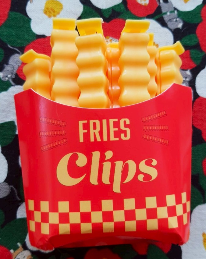 ที่หนีบถุงขนม / อาหาร มันฝรั่ง เฟรนช์ฟรายส์ French fries 1 ชุด มี 12 ชิ้น พร้อมแผ่นแม่เหล็ก สามารถติดตู้เย็นได้ Size ที่หนีบ : 9 cm