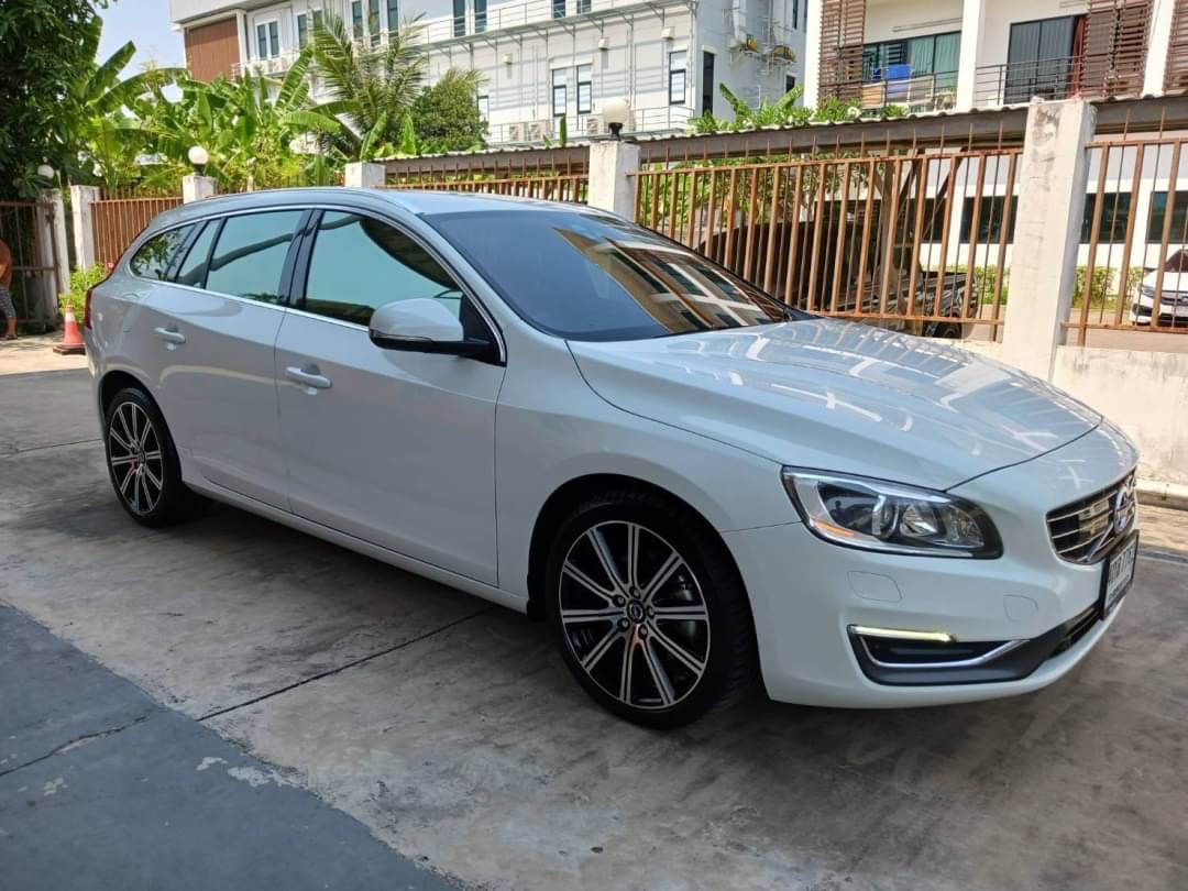 VOLVO V60 T5 ปี 2015 สีขาว