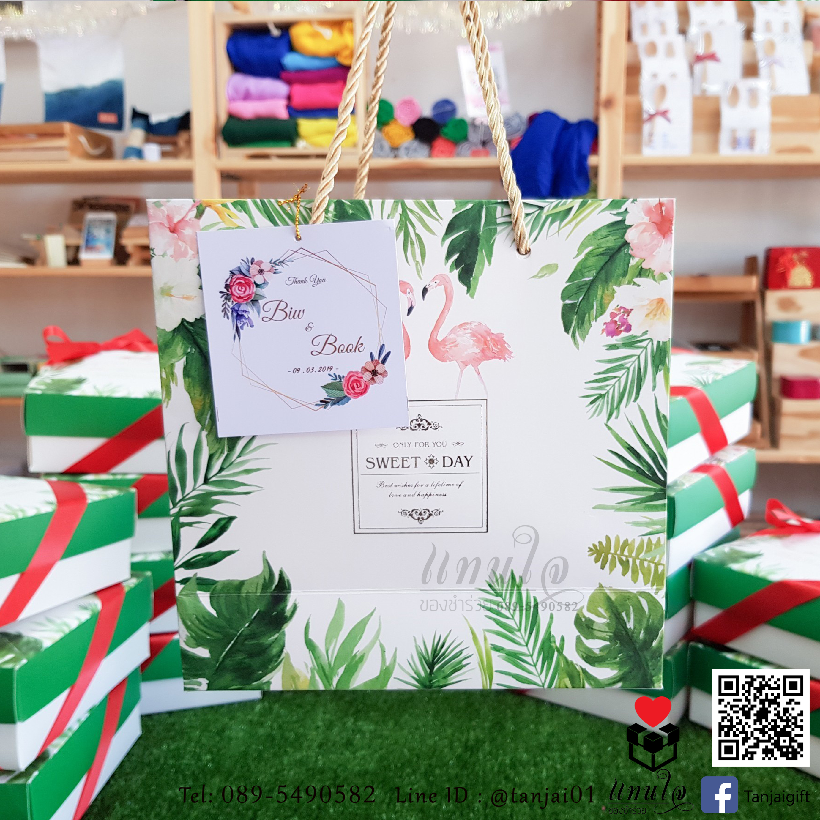 ของรับไหว้ผู้ใหญ่ผ้าขนหนู ผ้าเช็ดตัวทอ 1 ชั้น ขนาด 70x140 cm ในถุงหูหิ้วกล่องเซ็ตผูกโบว์ พร้อมถุงหิ้วลายฟลามิงโก้สีขาวเขียว