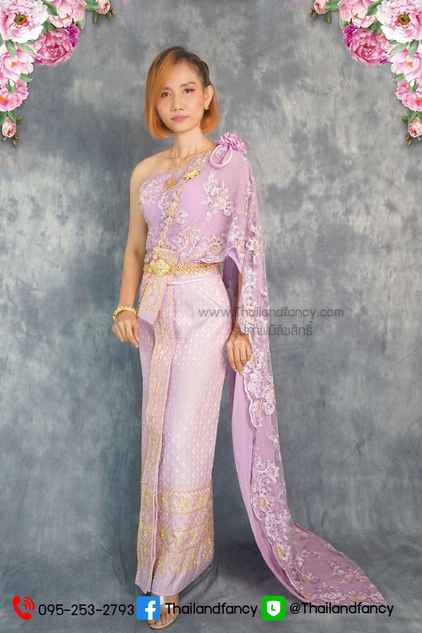 ชุดไทยแต่งงาน ชุดไทยจักรี ชุดไทยพระราชนิยม ชุดไทยประยุกต์ ชุดไทยประกวด ชุดไทยเจ้าสาว ชุดไทยสีม่วงอ่อนห่มสไบตกแต่งลายลูกไม้และดิ้นสีทอง