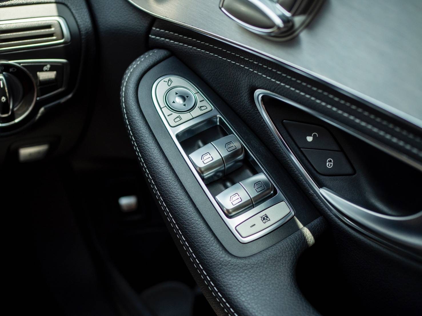 Mercedes-Benz C200 Avantgarde ปี 2016 W205 สีขาว ภายในดำ