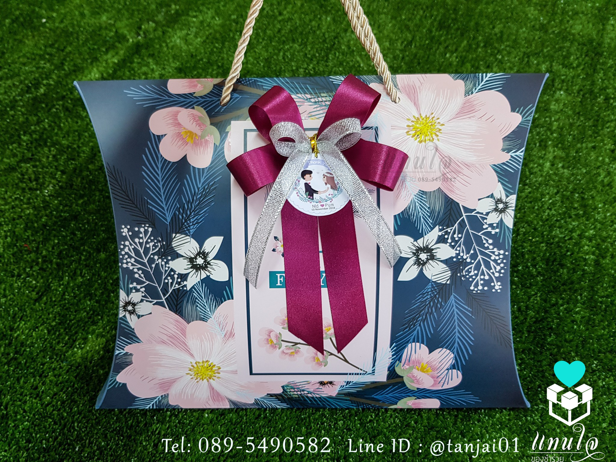 เซ็ตของรับไหว้ผู้ใหญ่ ผ้าเช็ดตัวนาโนลายหมีขนาด 70x140 cm ในกล่องหมอนหูหิ้วสีน้ำเงิน พร้อมโบว์