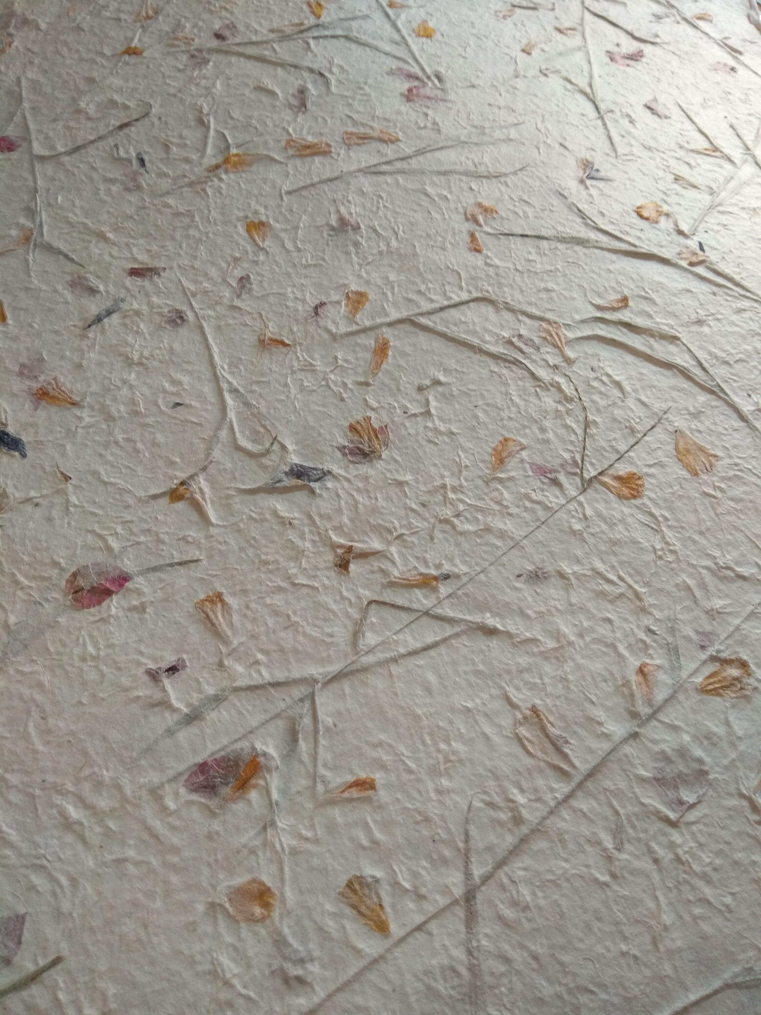 กระดาษสาหนาขรุขระมีลายดอกไม้ในตัว