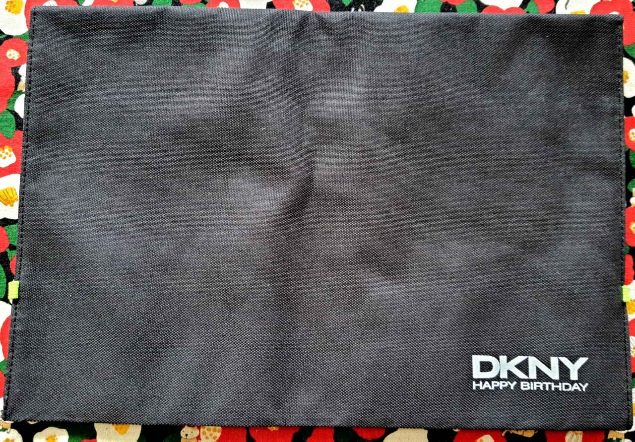 กระเป๋า DKNY Happy birthday กระเป๋าผ้า ใส่ของได้เต็มพื้นที่ ขนาด ที่แจ้งไว้ สามารถพับได้ มีสายรัด Size : 48 x 35 cm