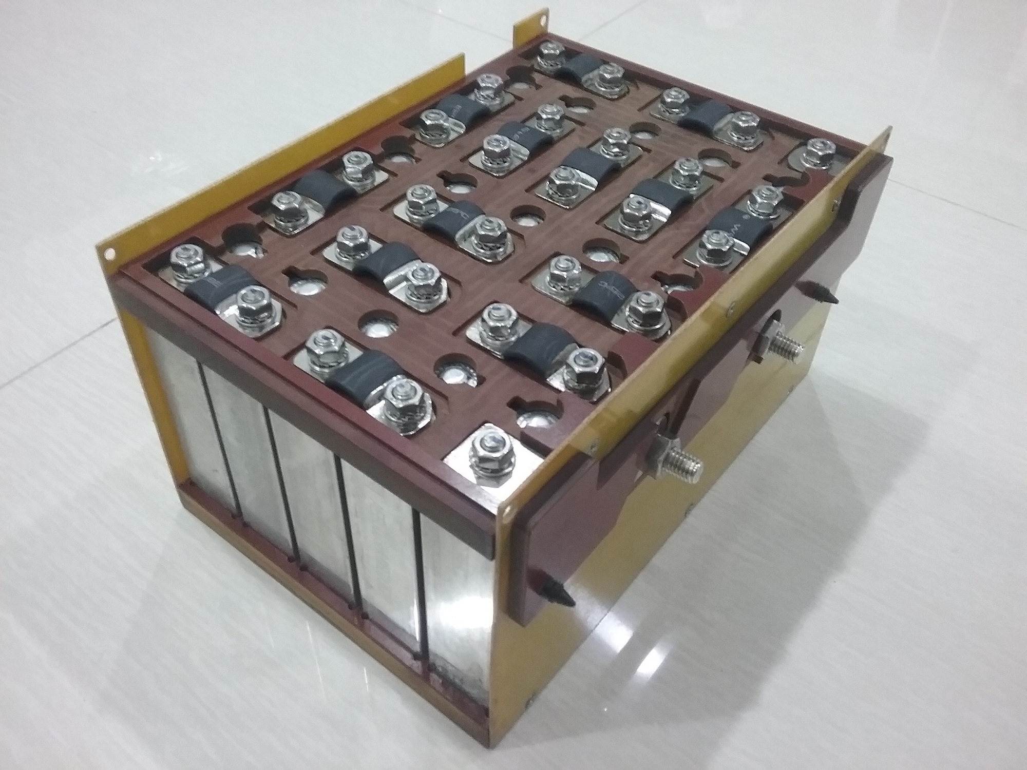 แบตเตอรี่ลิเธียมฟอสเฟส จ่ายกระแสสูง 3.2v 7.5Ah จ่ายพีคได้ 180a - 200a
