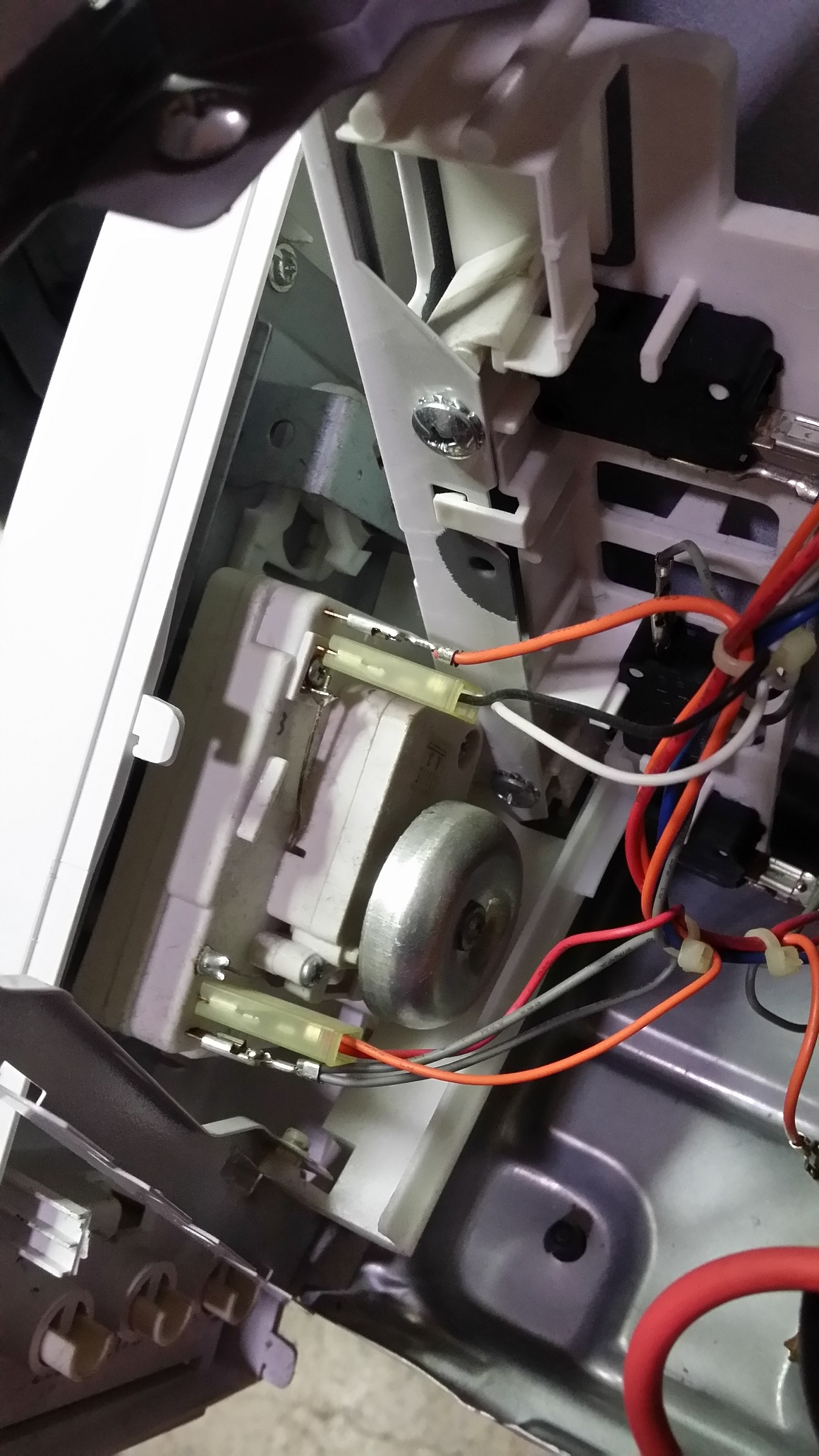 ซ่อมไมโครเวฟ ยี่ห้อ SHARP รุ่น R-219 ปุ่มลูกบิดแตกทำให้ตั้งเวลาไม่ได้