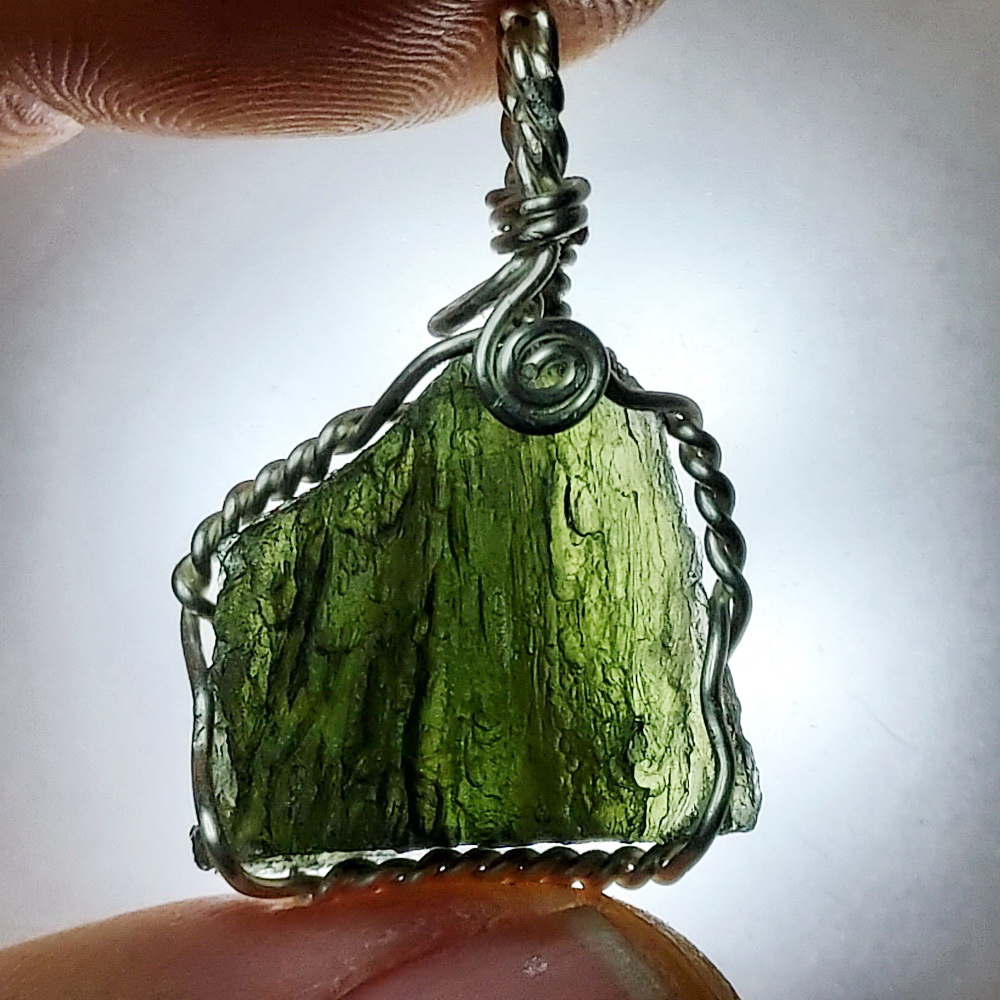 จี้โมลดาไวท์ (Moldavite) 3.7กรัม ขนาดจี้ 3x2ซม.หนา1.1ซม. รับประกันของแท้ 100%