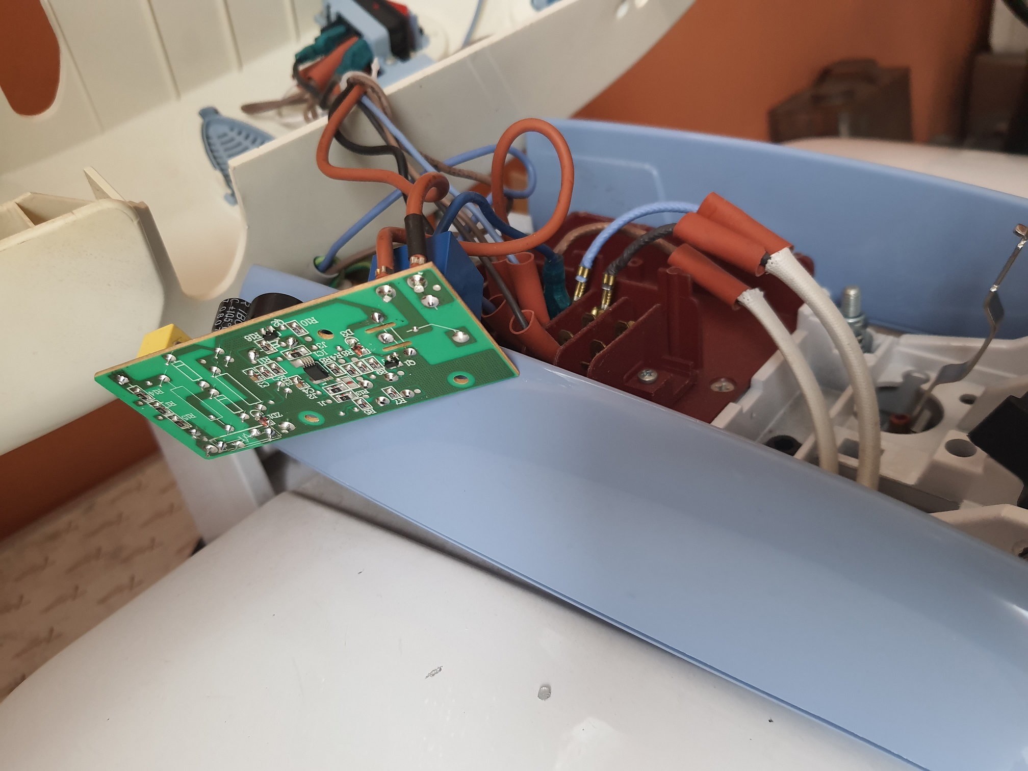 ซ่อมเครื่องรีดผ้าเพื่อสุขภาพ ยี่ห้อ ELVIRA รุ่น Press P1 อาการหน้าเตารีดไม่ร้อน