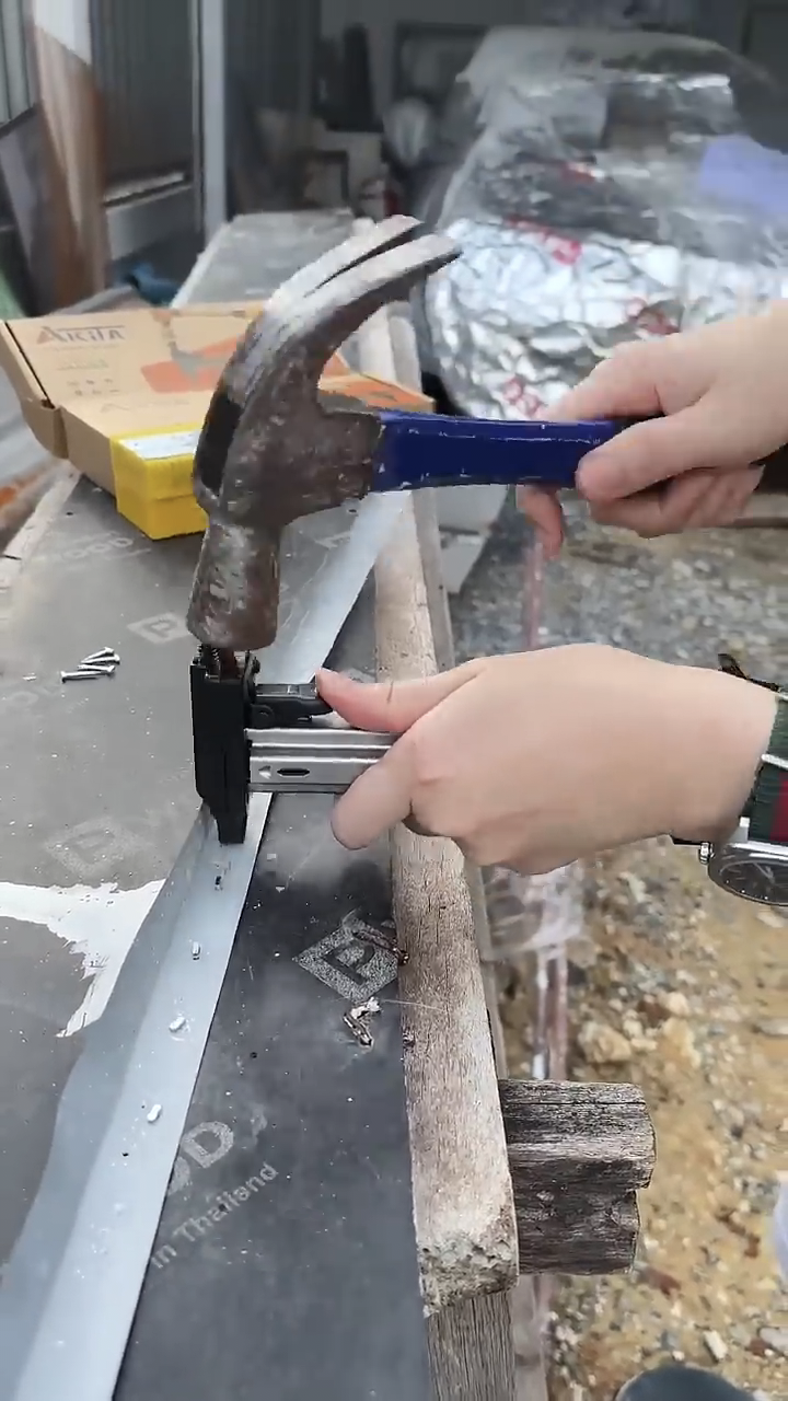 เครื่องตอกตะปูด้วยมือ กึ่งอัตโนมัติ ยี่ห้อ AKITA รุ่น ST-18B รุ่นท๊อป