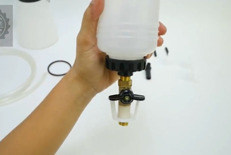 ชุดเปลี่ยนถ่ายน้ำมันเบรก