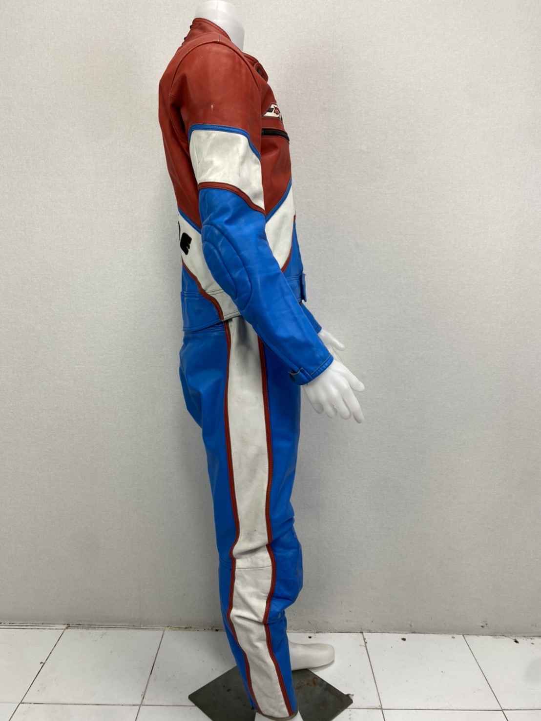 ประเภททรงชุด : Racing suit RCSS 014 **Dainese **: อก 42" ยาว 23” เอว 36"