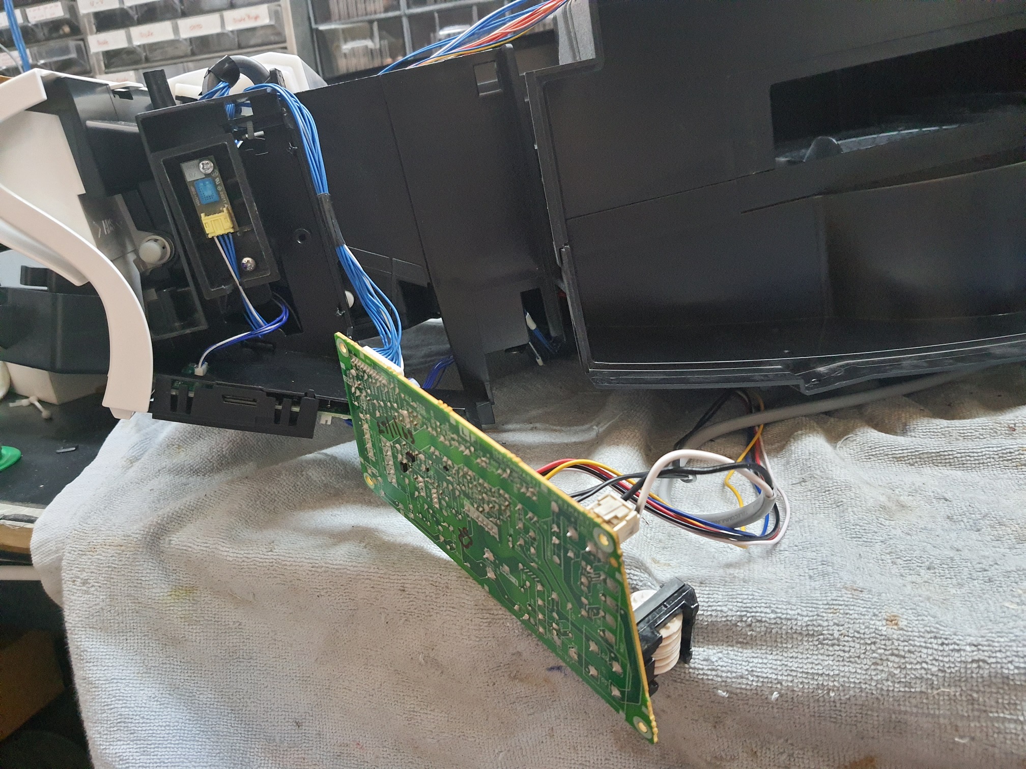 ซ่อมเครื่องฟอกอากาศ ยี่ห้อ SHARP รุ่น IZ-C75S อาการซ๊อตเนื่องจากเสียบไฟผิด