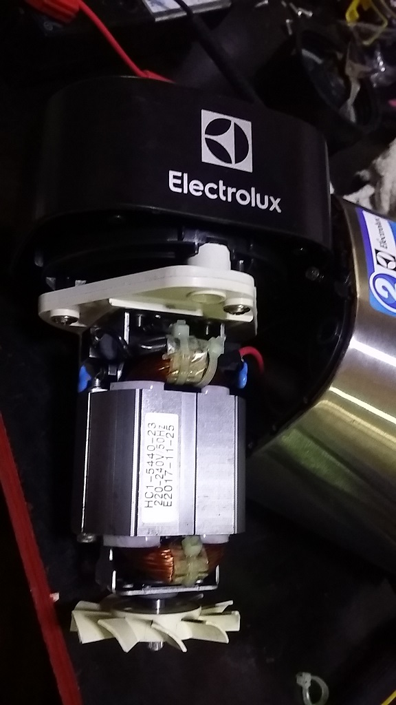 ซ่อมเครื่องปั่น ยี่ห้อ Electrolux รุ่น EMB3025 อาการเปิดไม่ติด
