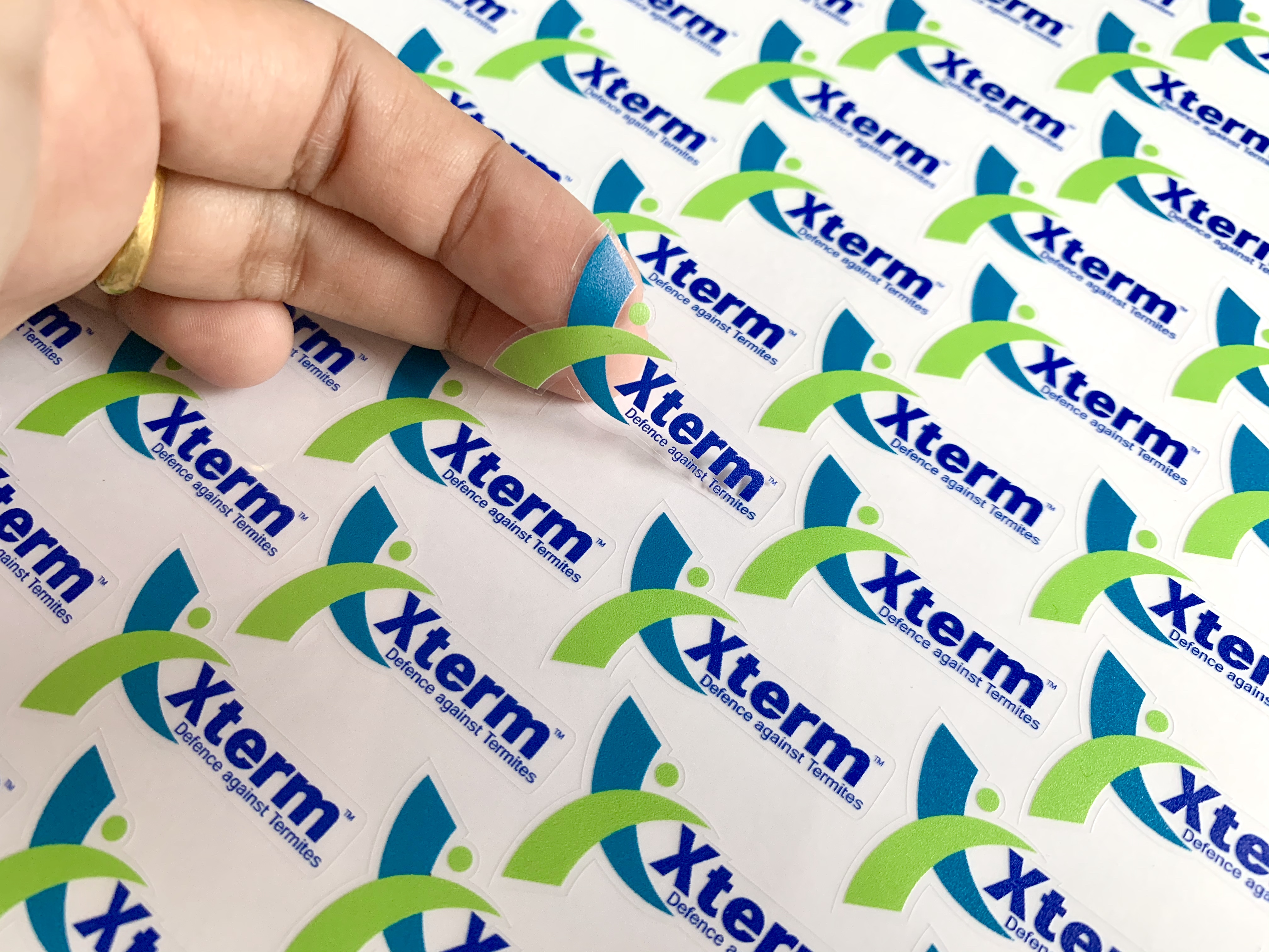 สติ๊กเกอร์ใสรองพื้นหมึกขาว หมึกขาว พิมพ์หมึกขาว