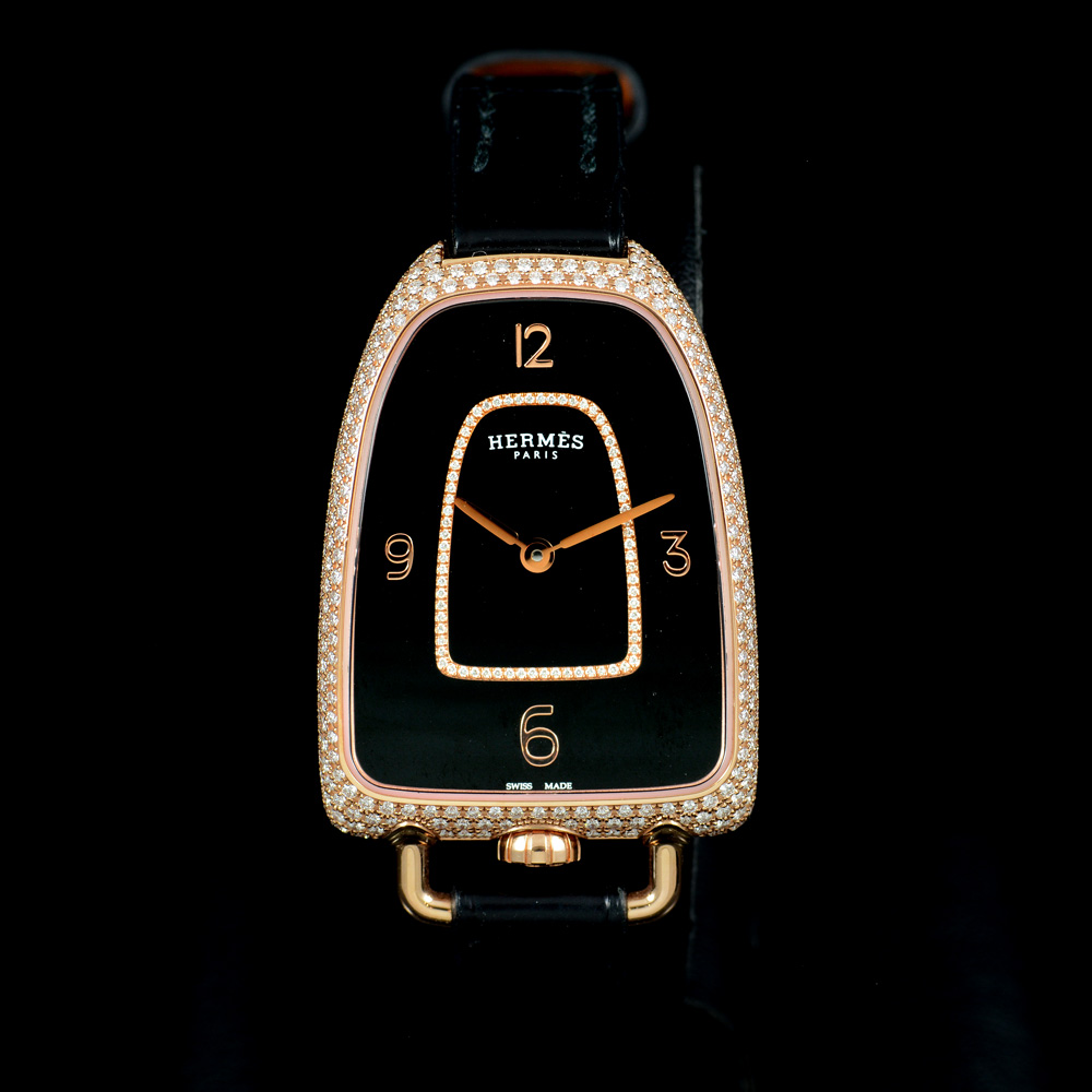 Hermes Galop d'Hermès หน้าปัดหินOnyx ตัวเรือนทองชมพู ฝั่งเพชรหน้าปัด72เม็ด รอบตัวเรือน412เม็ด สายหนังจระเข้Hermes หัวเข็มขัดแท้ มีกล่อง Quartz ขนาด 40x26 mm