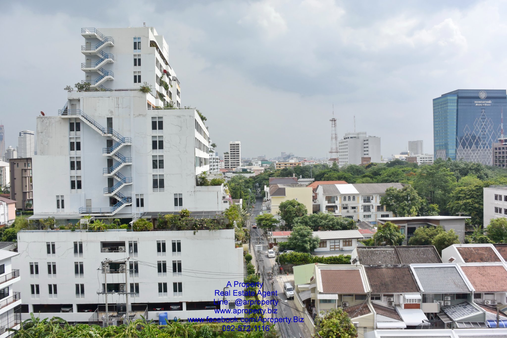 ให้ช่า สำนักงาน เหมา 8 ชั้น มีดาดฟ้า หลังมุม ซอยอารีย์