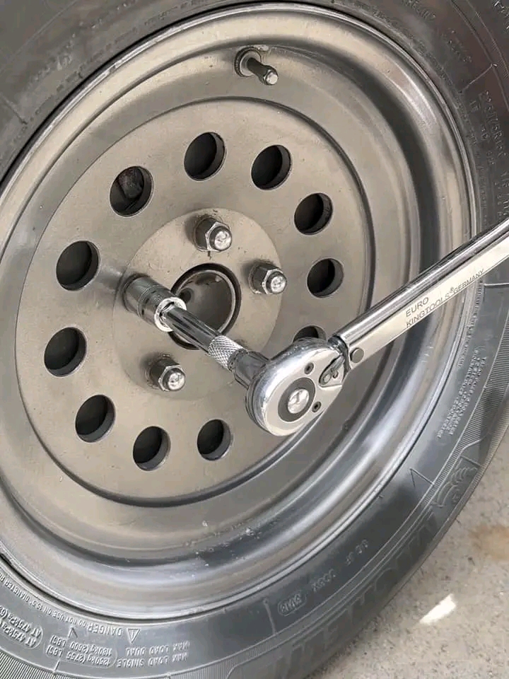 ประแจปอนด์ วัดแรงบิด ยี่ห้อ EURO KING TOOLS 4 หุน 28-210 Nm.