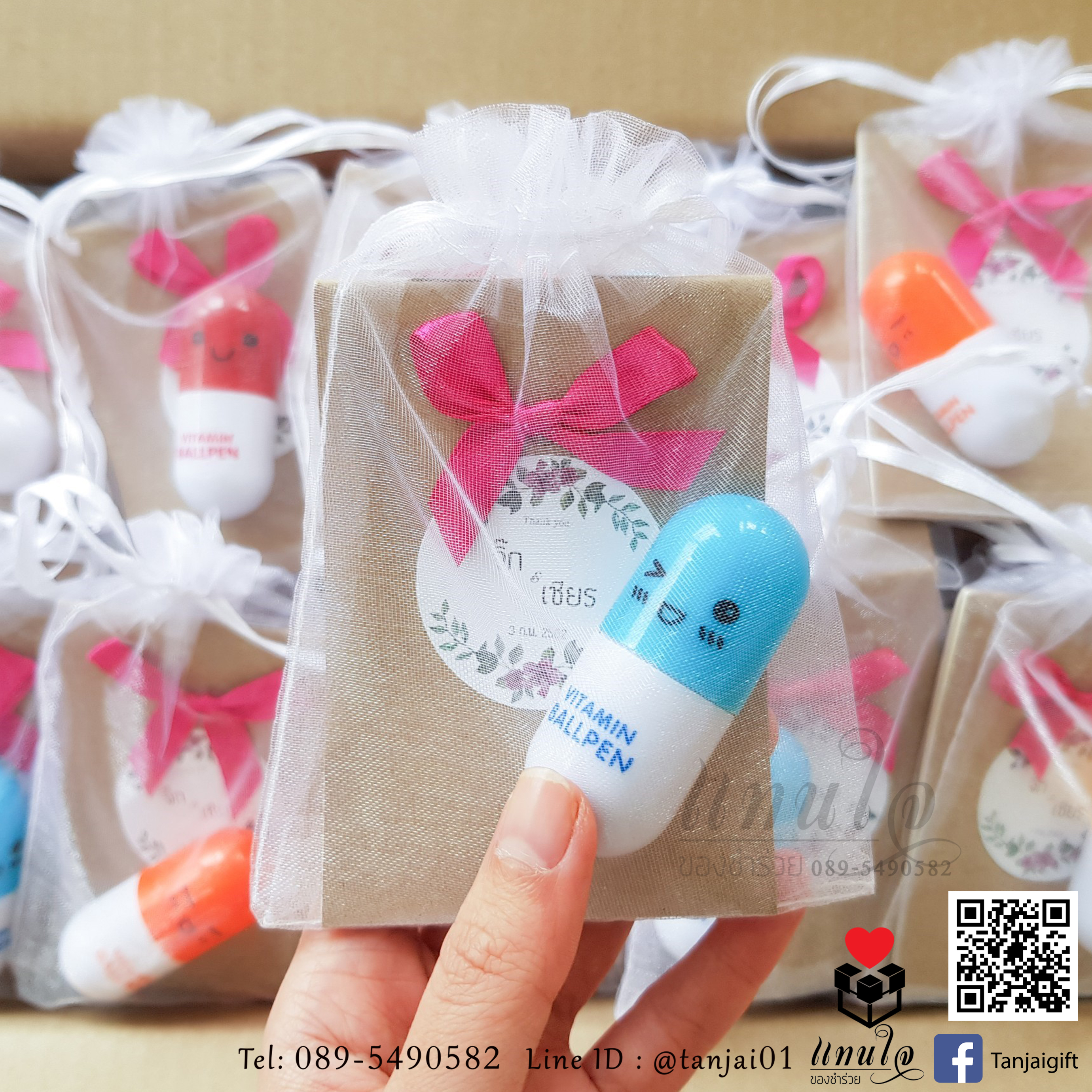 ของชำร่วยเซ็ตคู่ ปากกาแคปซูล และสมุดโน๊ตถนอมสายตา พร้อมติดสติ๊กเกอร์ป้ายชื่อ เเละโบว์ในถุงไหมแก้ว