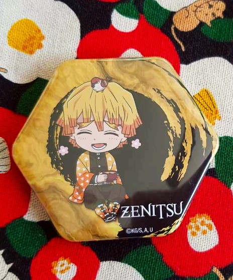 เข็มกลัด เซ็นอิทสึ เซ็นนิตสึ ดาบพิฆาตอสูร (Kimetsu no Yaiba) จากญี่ปุ่น Size : 6.5 cm Demon Blade