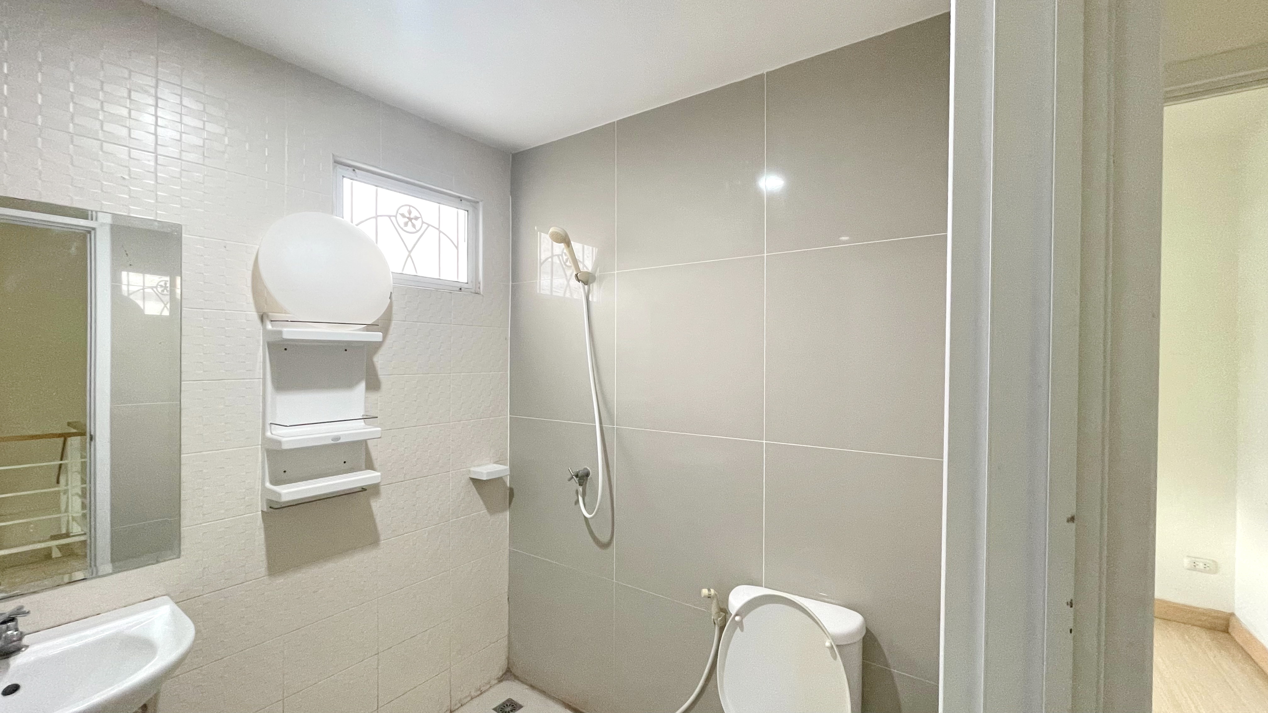 ให้เช่า ทาว์นเฮาส์หลังมุม มีฟื้นที่ด้านข้าง ใกล้ วัดลาดปลาดุก