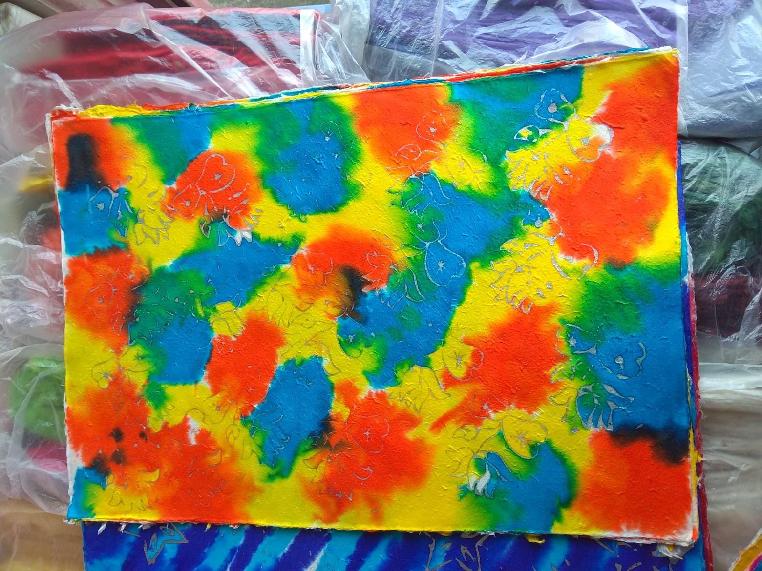 กระดาษสาบาติก ลายเหลืองเขียวส้ม คละสีได้