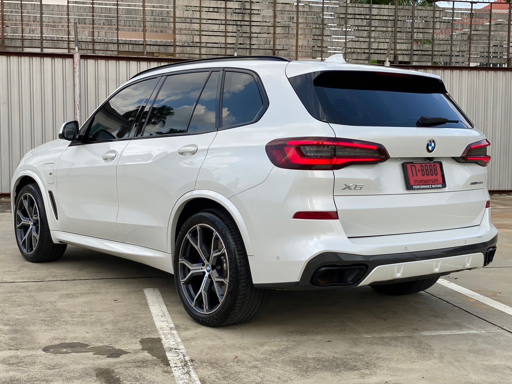 BMW X5 xDrive45e M Sport ปี 2021 สีขาว