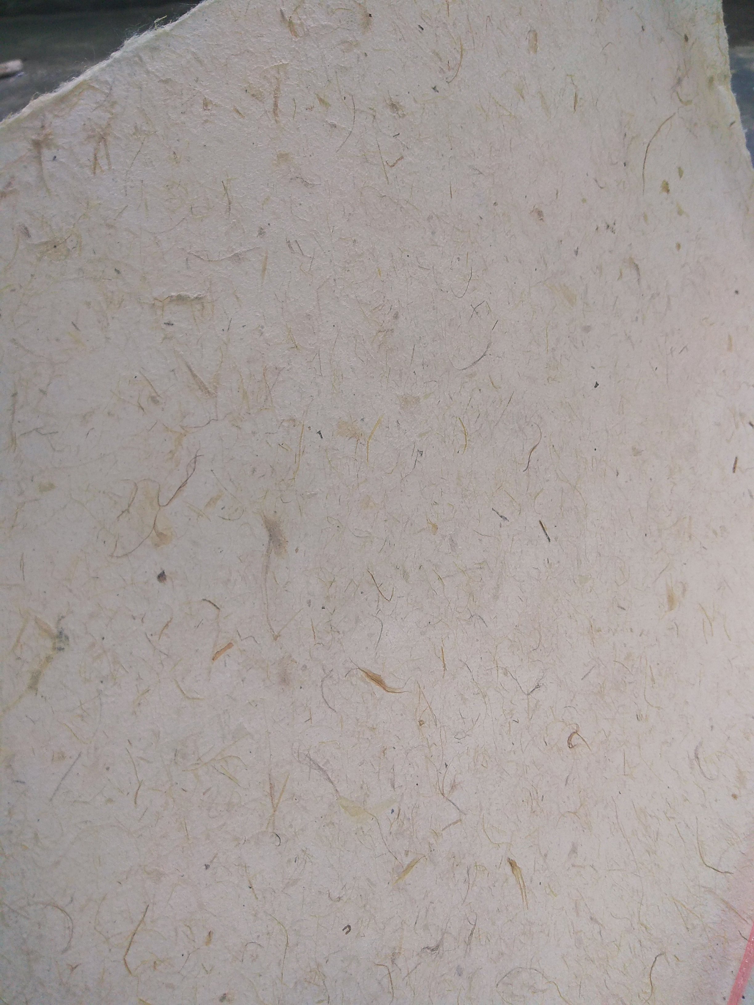 กระดาษใยสับประรด 50 %+ ใยจากปอสา 50 % ไม่หนาไม่บางจนเกินไป