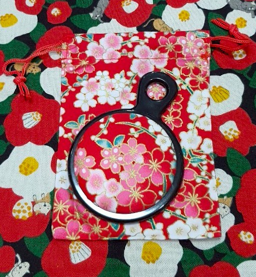 กระจก พกพา หุ้มผ้าญี่ปุ่น + กระเป๋าผ้าหูรูด ผ้าญี่ปุ่น ลายซากุระ สวยมากๆ จากญี่ปุ่น Size : 13 x 10 cm กระจก Size : 10 cm