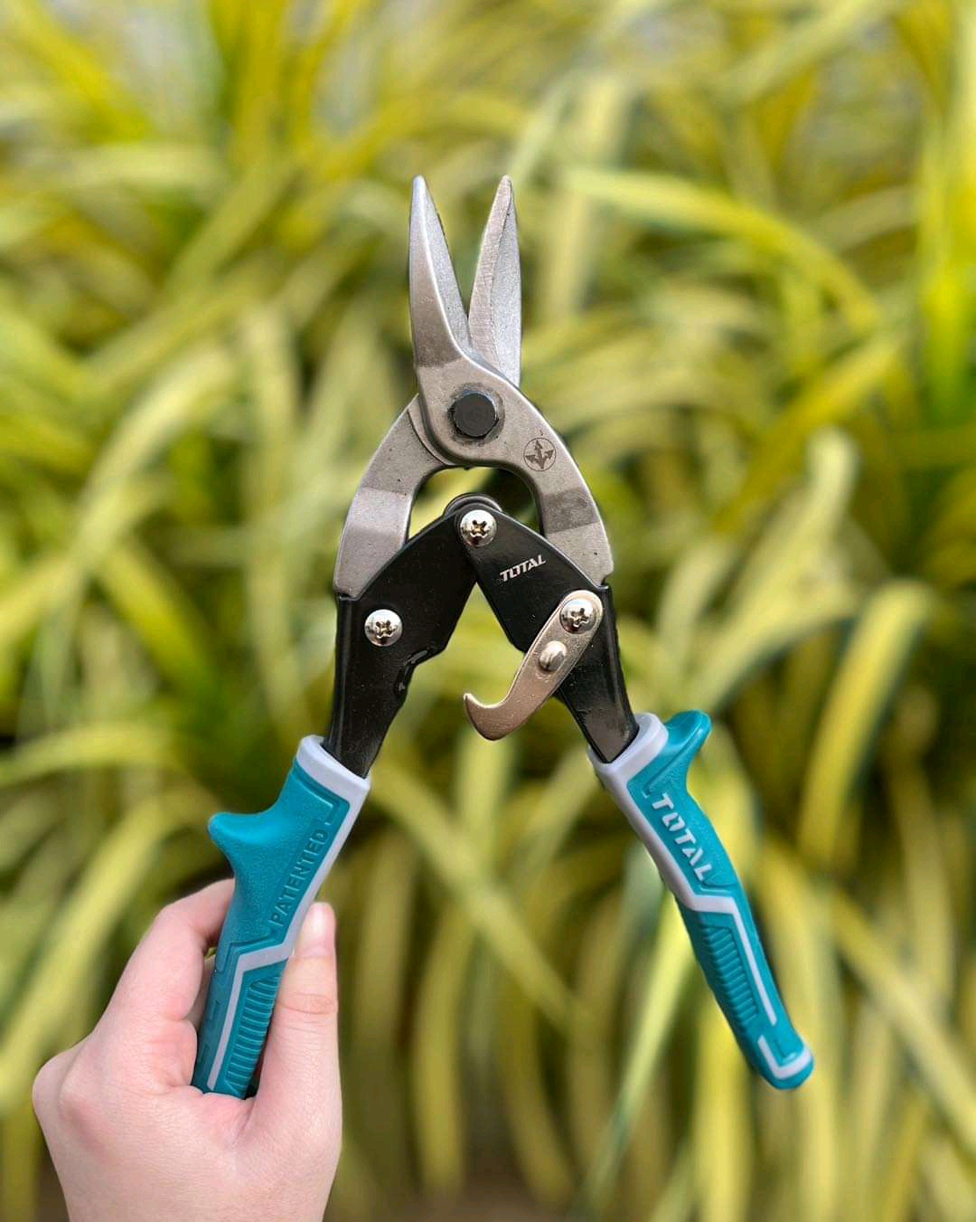 กรรไกรตัดสังกะสี TOTAL รุ่น THT522106