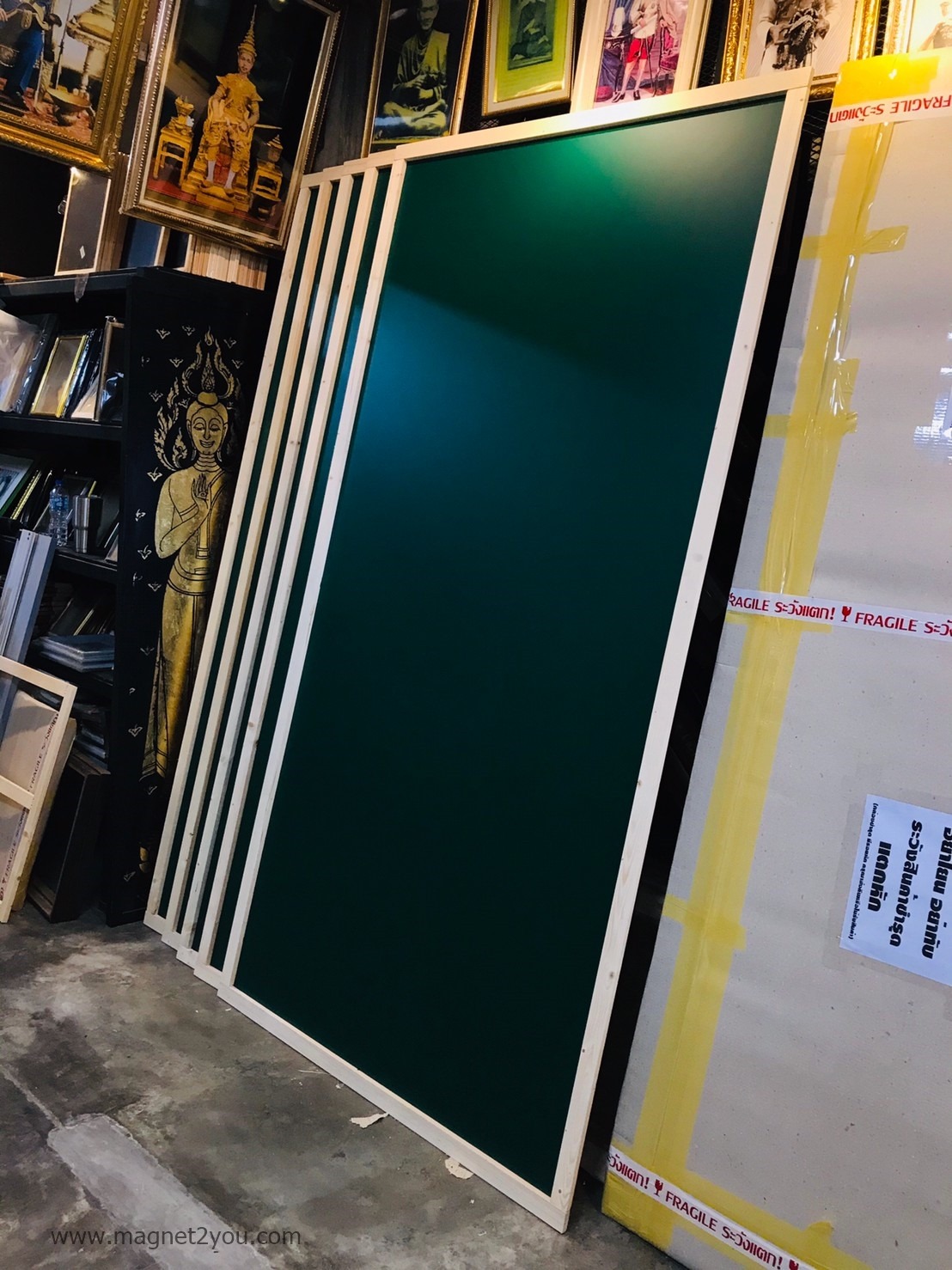 กระดานเขียว 120x240 ติดผนัง (โครง 10 MM) กรอบไม้สนเลือกสีได้