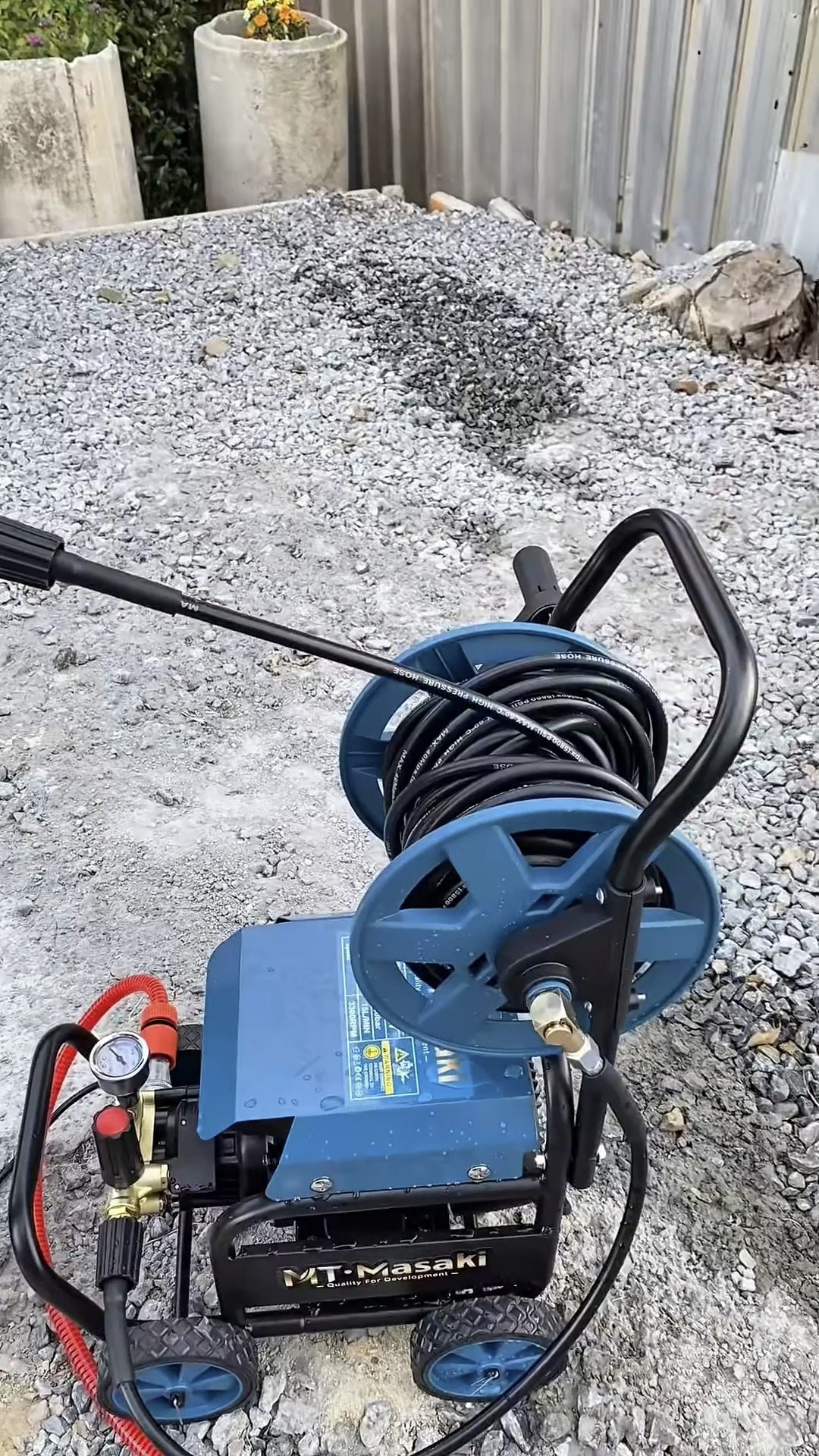 เครื่องฉีดน้ำแรงดันสูงล้อลาก ยี่ห้อ MASAKI มีโรลม้วนสายในตัว มี 2 รุ่นให้เลือก